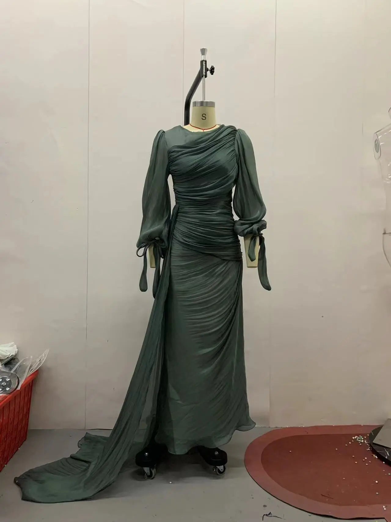 LGRQ 2025 new autumn and winter round neck pleated fold floor length party dress lantern sleeves high waist vestido